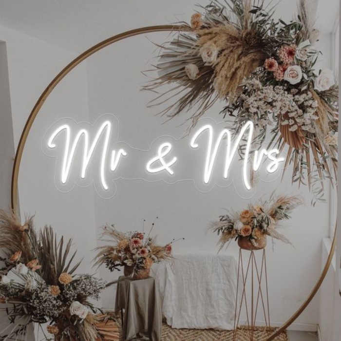Neon sign 'MR & MRS'