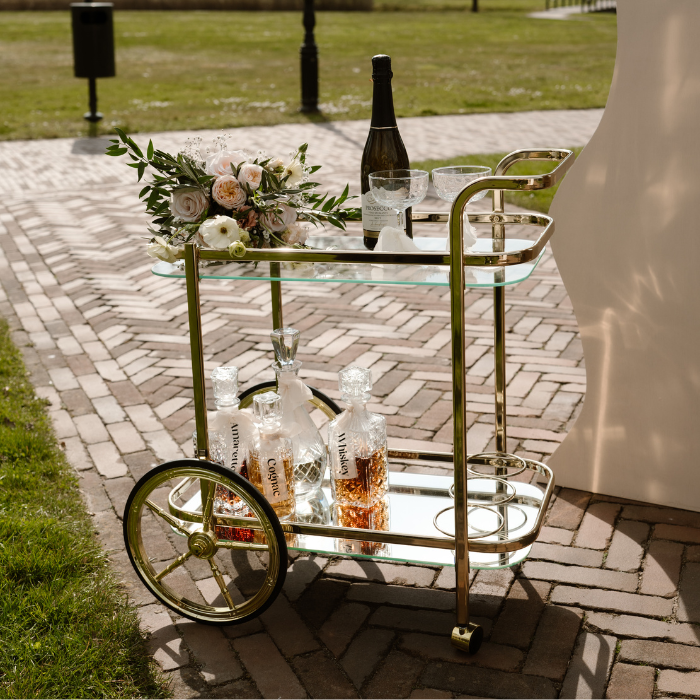 Glazen karaffenset voor gouden serveerwagen verhuur bruiloftstyling trouwdecoratie