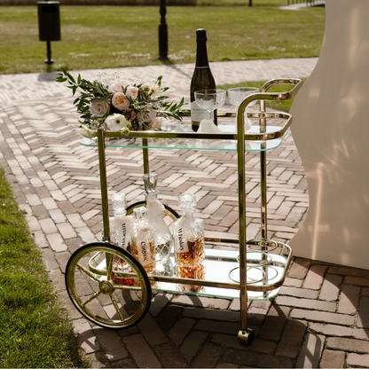 Glazen karaffenset voor gouden serveerwagen verhuur bruiloftstyling trouwdecoratie